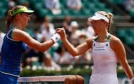 PARIS, FRANCE - MAY 28:  A victorius Ekaterina Makarova of Russia (L) shakes hands with Angelique Kerber of Germany after the ladies singles first round match on day one of the 2017 French Open at Roland Garros on May 28, 2017 in Paris, France.  (Photo by Adam Pretty/Getty Images)